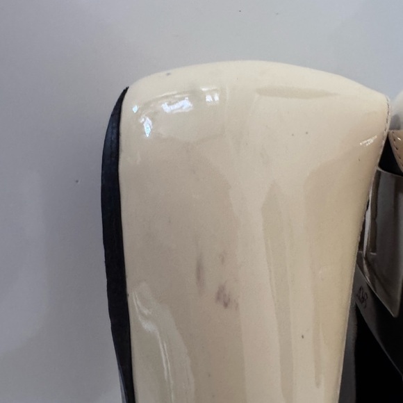 Roger Vivier Belle Vivier Patent Leather Ballet Flats with Gold Buckle - Picture 16 of 16